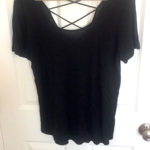 Cross cross back, black tee